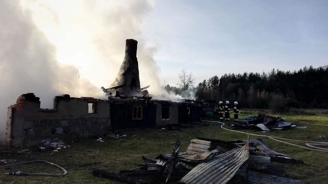 83-letnią kobietę z płonącego domu w Świekatowie wynieśli w poniedziałek rano  strażacy. Staruszka w stanie ciężkim jest w szpitalu. Z budynku zostały tylko zgliszcza.