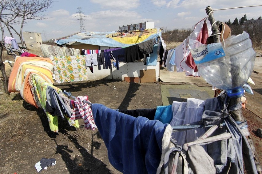 Obrońca mieszkańców koczowiska: Z budżetu miasta należy sfinansować prace dla Romów