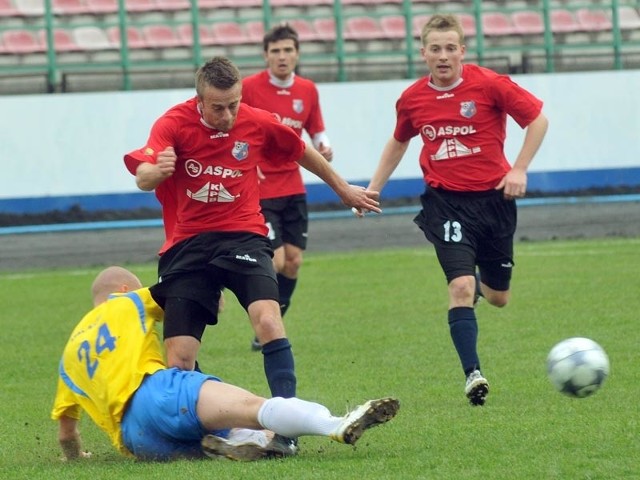 Karpaty Krosno-Stal Sanok 1-3 (0-2)Karpaty Krosno (czerwono-czarne stroje) przegraly w pólfinale Pucharu Polski ze Stalą Sanok 1-3 (0-2)