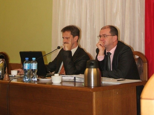 Radny Janusz Błażejewicz (z lewej) zaproponował zmianę w przyznawaniu stypendiów