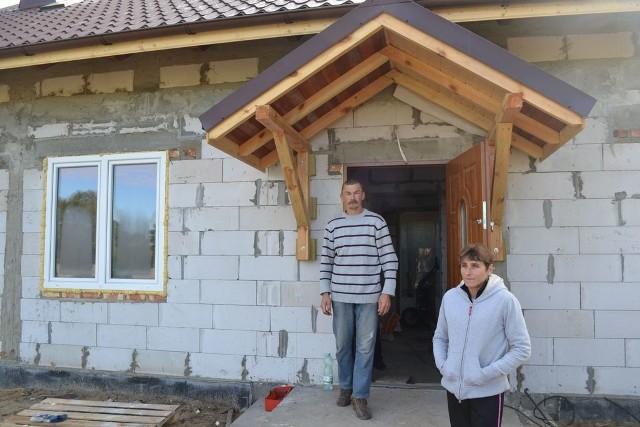 Janusz Adamowicz z żoną Dorotą przed swym nowym domem w Mąkowarsku. Mają nadzieję, że jeszcze w tym roku w nim zamieszkają. Obiecali to przecież dzieciom...