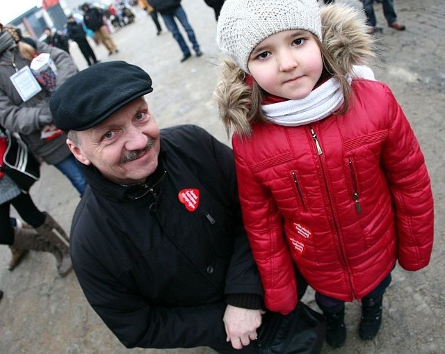 Na placu Jagiellońskim spotkaliśmy między innymi kilkuletnią Natalię Szmigiel z dziadkiem Andrzejem. Dziewczynka wrzuciła wszystkie swoje oszczędności do  puszki WOŚP.