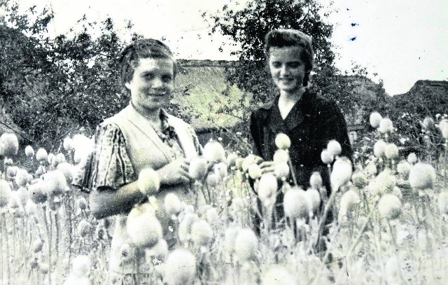 Janeczka (z lewej) i Marychna Krasnodębskie przed rodzinnym domem w Gwoźdźcu na Pokuciu. Mąż Marychny, Józef Dębiński, zginie w kazamatach UB na Ziemiach Odzyskanych