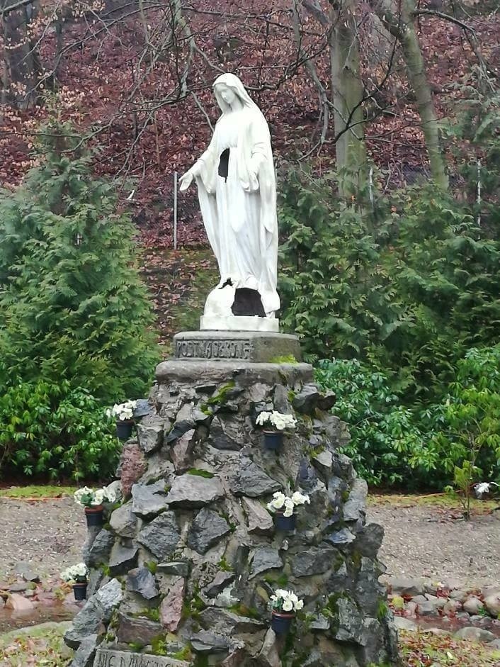 Ktoś zdewastował figurkę Matki Boskiej przy Źródle Marii w...