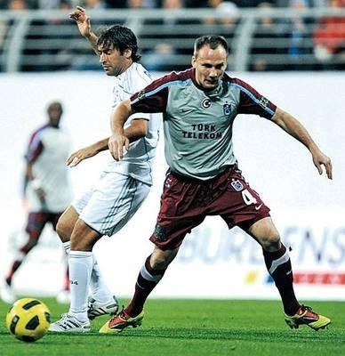 Trabzonspor - Schalke. Arkadiusz Głowacki (z prawej) kontra słynny Raul. Fot. trabzonspor.org.tr