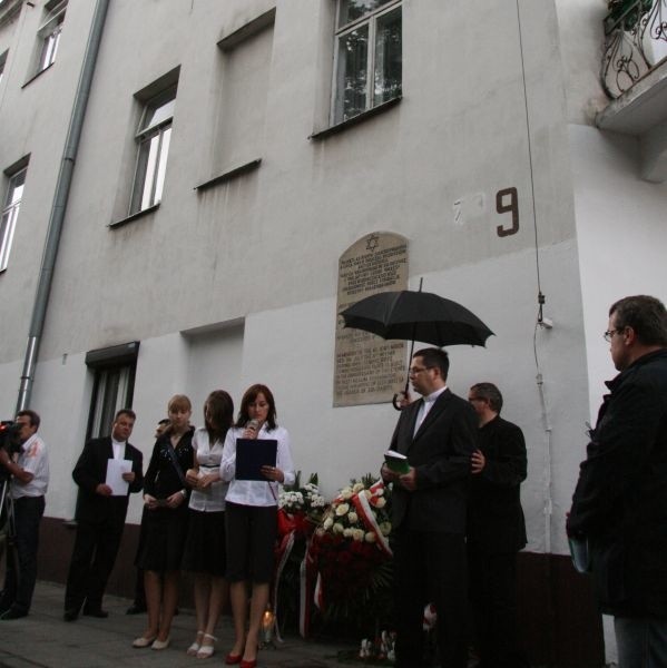 Przy kamienicy na ulicy Planty oraz przy pomniku Jana Karskiego odczytano zgodnie z żydowską tradycją nazwiska zamordowanych w 1946 roku 42 Żydów.