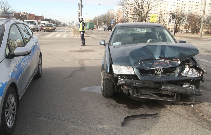 Wypadek na skrzyżowaniu w Kielcach. Dwa auta rozbite 