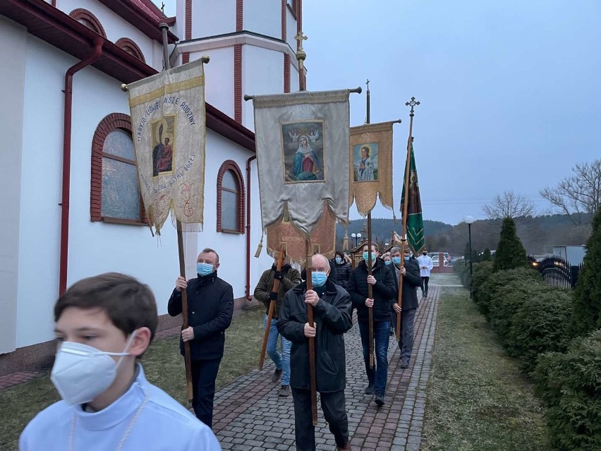Procesja rezurekcyjna i uroczysta msza święta w w kościele Przemienienia Pańskiego w Kielcach - Białogonie [ZDJĘCIA]