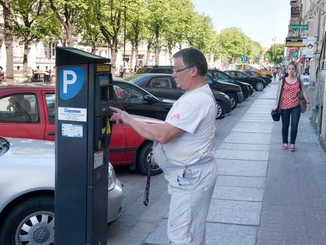 W Słupsku za pierwsze pół godziny płaci się 50 groszy, za godzinę już 2,5 zł. Już w 2011 roku przy okazji poprzednich zmian w strefie ratusz chciał podwyżki za pierwsze pół godziny parkowania. 