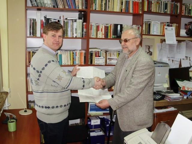 Dokumenty odebrał od Zdzisław Maszkiewicza (z prawej) marek Wierzbicki