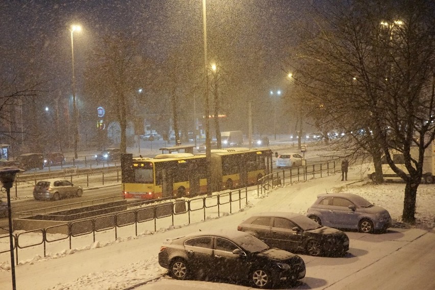 Zima w Łodzi nie odpuszcza. We wtorek znów sypało. W środę jeszcze większe opady śniegu ZDJĘCIA