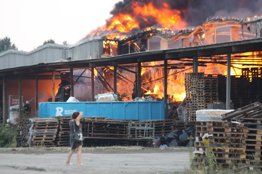 Pożar hali papierniczej w Zawierciu. Potężny słup czarnego...