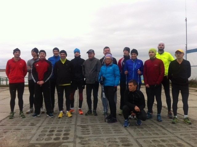Tarnobrzescy entuzjaści biegania skrzyknęli się na Facebooku i pobiegli nad Jeziorem Tarnobrzeskim.