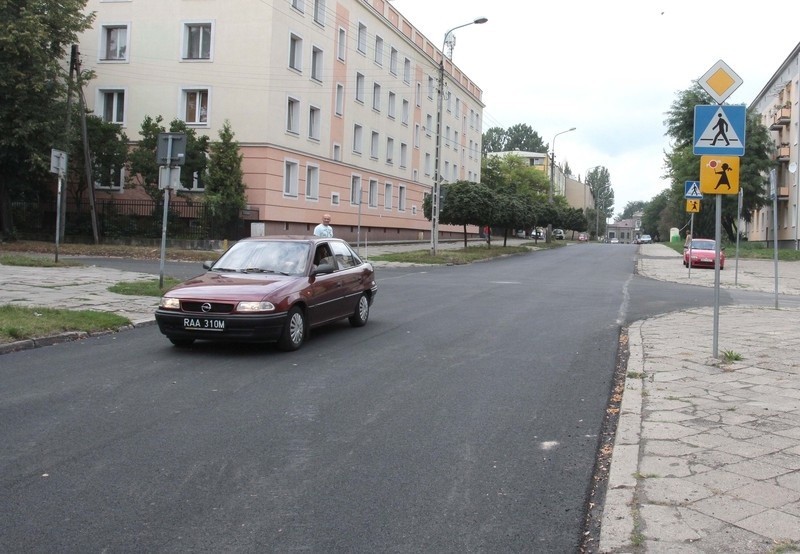 Nowa nawierzchnia zastąpiła dawne dziury w ulicy...