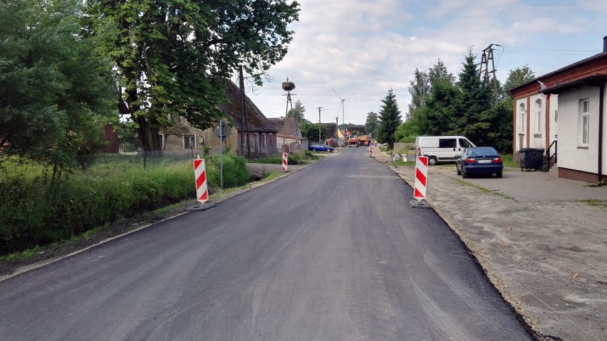 W Krupach w gminie Darłowo trwa remont drogi gminnej....