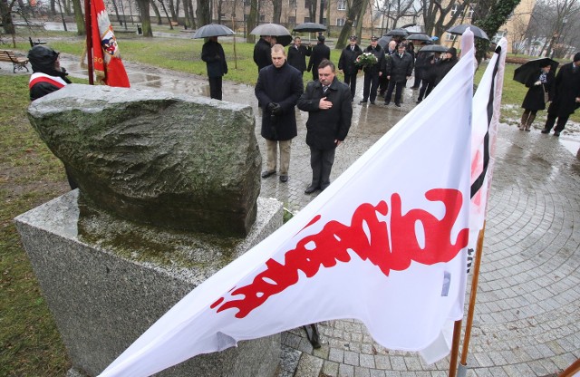 Przedstawiciele „Solidarności”, władz miasta i województwa oddali hołd ofiarom stanu wojennego, składając wiązanki pod pomnikiem upamiętniającym powstanie „Solidarności”.