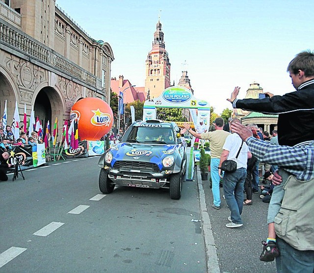 Uroczysty start rajdu tradycyjnie na Wałach Chrobrego.