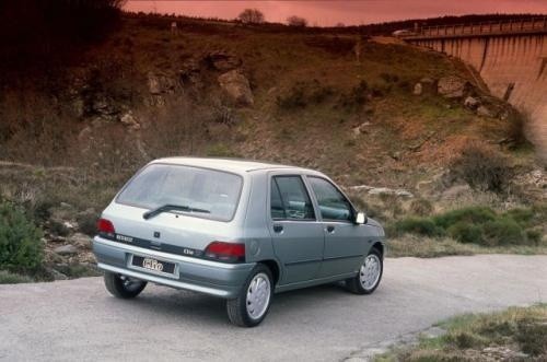 Fot. Renault: Renault Clio I to udane auto o dość pojemnym...