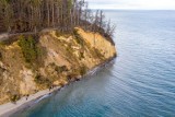 Z orłowskiego klifu spadło kilka drzew, w Lubiatowie woda zabrała plaże. Trwa szacowanie strat po sztormie na Bałtyku