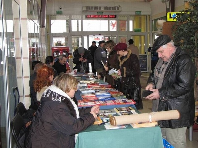 W sobotę w pasażu galerii połanieckiej odbyła się Giełda Książki Literackiej. Ze spotkania z książką i ich autorami skorzystało wielu klientów galerii.