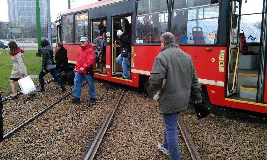 Katowice wykolejony tramwaj