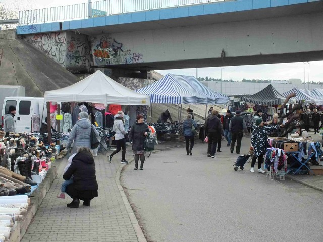 W sobotę na targowisku w Starachowicach nie brakowało kupujących.