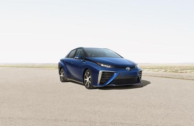 Toyota FCV, pierwsze seryjne auto z ogniwami paliwowymi, Fot. Toyota