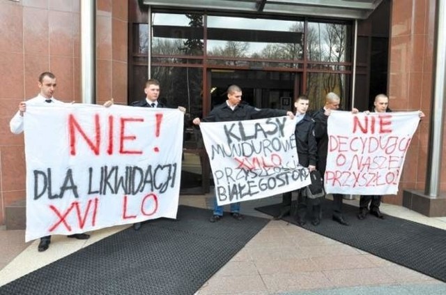 Protest uczniów XVI LO przeciwko likwidacji ich szkoły.