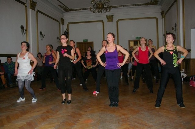 Trzygodzinny maraton zumby z Klubem Fitneska zgromadził w sali kameralnej Tarnobrzeskiego Domu Kultury ponad 40 osób.