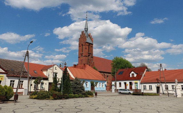 Po drugiej wojnie Bledzew stracił prawa miejskie, ale zachował dawny układ urbanistyczny, którego centralnym punktem jest rynek. Góruje nad nim wieża kościoła pw. Św. Katarzyny z XV w., do którego trafiła część wyposażenia z rozebranego w 1843 r. kościoła cysterskiego. Oraz barokowa rzeźba Św. Nepomucena z końca XVIII w., który miał chronić miejscowość od wylewów Obry. 