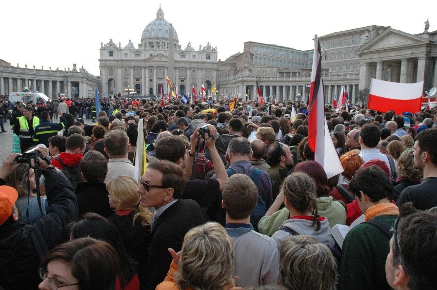 8 kwietnia 2005 roku miliony wiernych żegnało papieża Jana...