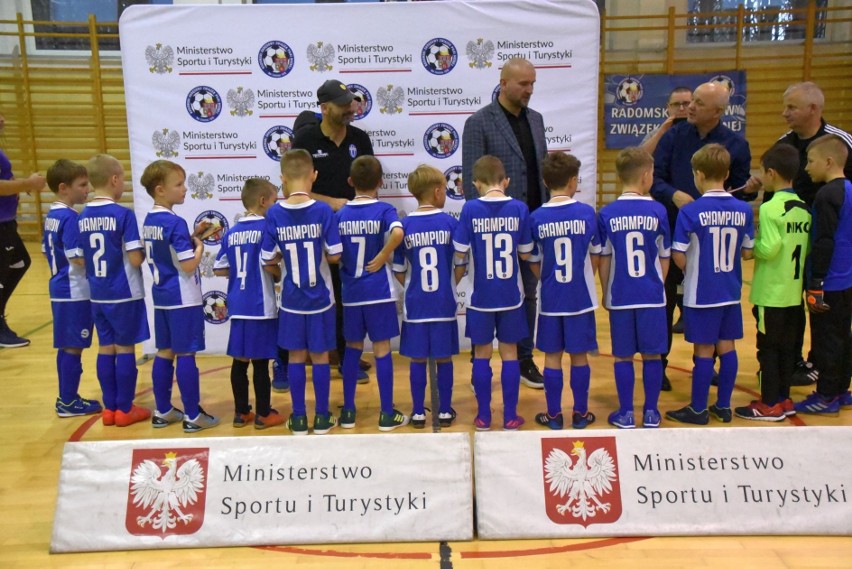 Duże emocje na dziecięcym turnieju piłkarskim w Mirowie. Wygrał Champion Pionki. Zobacz zdjęcia