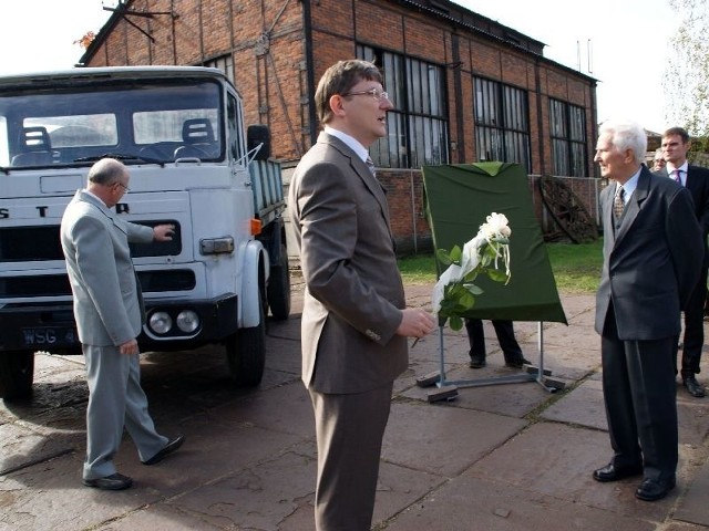 Andrzej Chmielnicki, konstruktor Stara 200, przekazał zabytkowy pojazd starachowickiemu muzeum. Na zdjęciu wraz z synami Pawłem i Jarosławem.