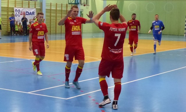 GKS Ekom Futsal Nowiny pewnie wygrał z Malwee Łódź. Tak fetował trzecią bramkę zdobytą przez Andrzeja Musiała. 