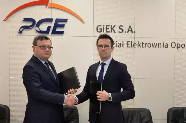 Podpisanie kontraktu. Z lewej dyrektor Elektrowni Opole Bernard Ptaszyński.