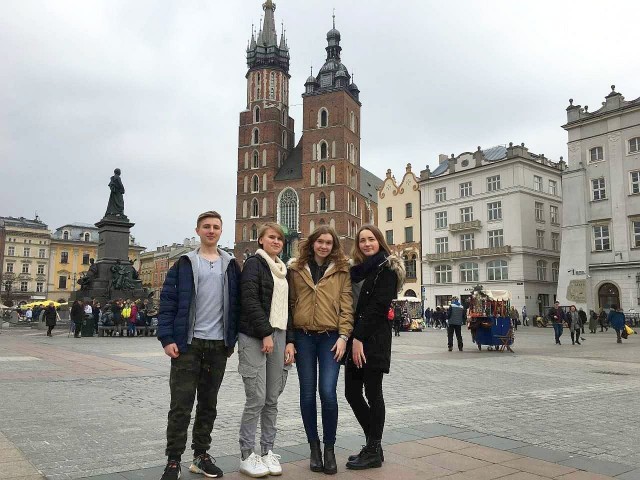 Na zdjęciu wykonanym  na  krakowskim Rynku  stoją  od  lewej:  Mateusz Łopaciński, Aleksandra Żakowska, Julia Kończal i Daria Broda