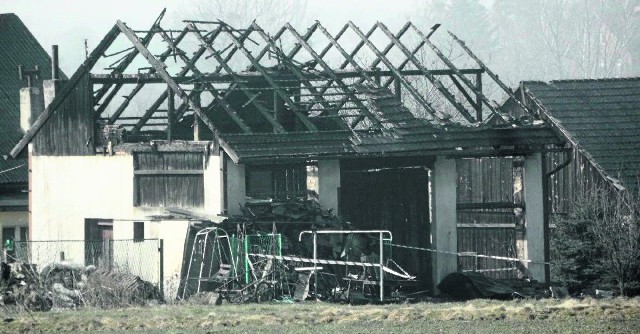 Ogień doszczętnie zniszczył dach budynku gospodarczego