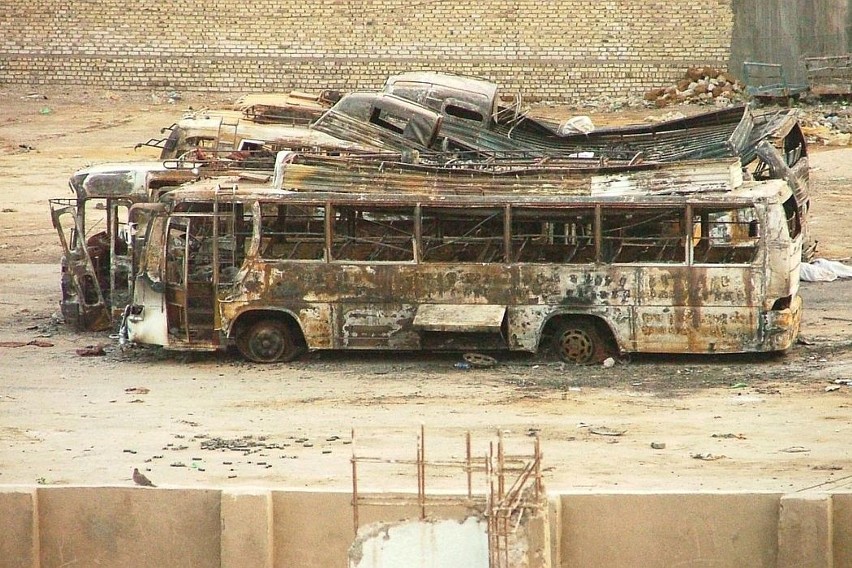 Autobus spalony podczas bitwy