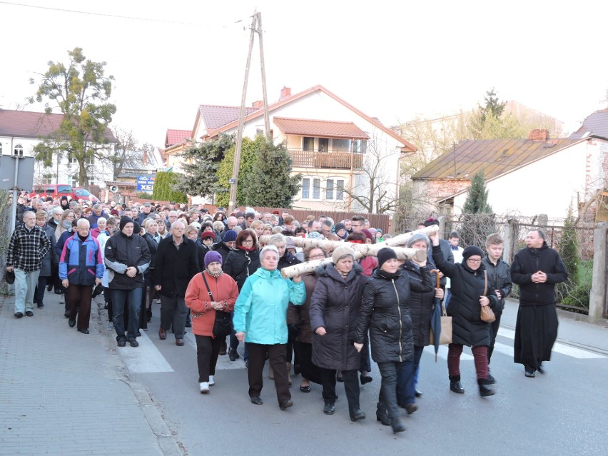 Droga krzyżowa ulicami miasta. Szli parafianie z fary