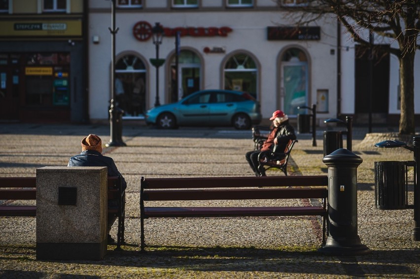 Miłosne igraszki na rynku w Kościerzynie. Policja szuka pary, która uprawiała seks na ławce w centrum miasta! 