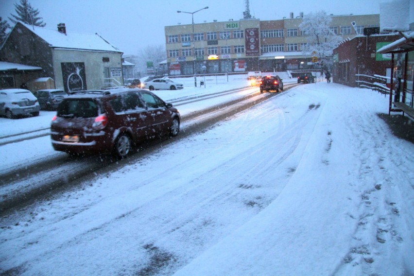 Niż "Lars" nadciąga nad Tarnobrzeg. Znowu jest biało. Zobaczcie zdjęcia centrum miasta (ZDJĘCIA)