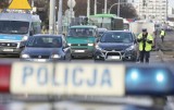 Wypadek w Toruniu. Auto wjechało w słup oświetleniowy, jedna osoba trafiła do szpitala 