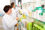 Zmiany w aptekach od 1 listopada. Nowa lista refundacyjna leków zawiera o 78 produktów więcej, w tym leki na raka piersi i AZS
