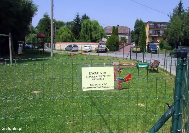 Odstraszacze dzikich zwierząt zawisły na ogrodzeniach placów zabaw i terenów rekreacyjnych w gminie Zielonki