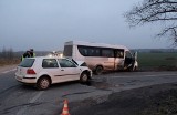 Kierowca golfa nie chciał czekać. Uderzył w busa