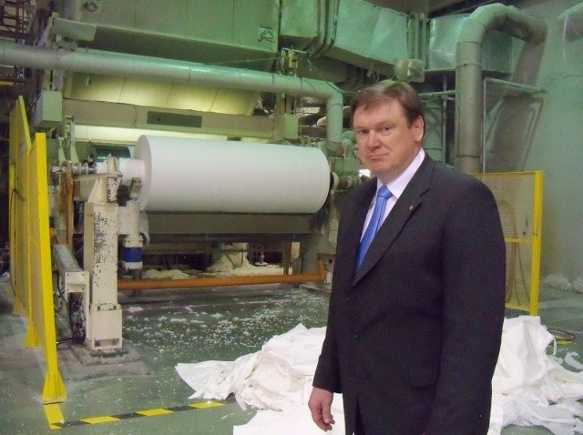 Decyzja fińskiego koncernu o modernizacji fabryki w Krapkowicach zbiegła się z decyzją o zamknięciu zakładu w Konstancinie-Jeziornej pod Warszawą.