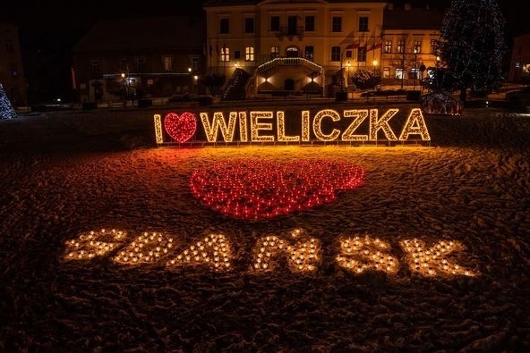 Na Rynku Górnym w Wieliczce zapłonęły znicze ułożone w...