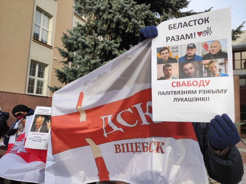 Manifestanci przynieśli ze sobą białoruskie flagi i...