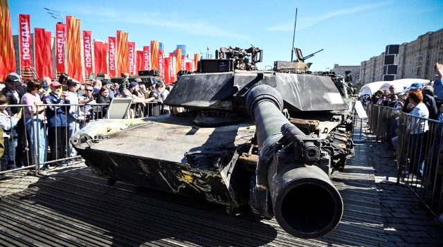 Amerykański czołg, wysłany na Ukrainie, wpadł w ręce Rosjan. będzie jako trofeum prezentowany niebawem w Moskwie.