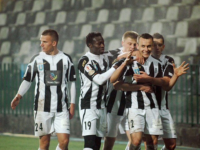 Mateusz Bartków przed chwilą strzelił zwycięskiego gola dla Sandecji i przyjmuje gratulacje od kolegów